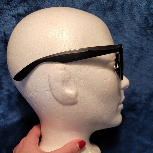 ~ Ladies Sunglasses - Picture 3 of 3